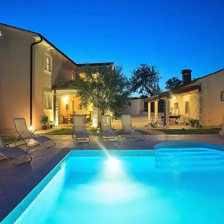 Mit Privatpool Fuer 10 Personen Ca 170 Qm In Brgod, Istrien Bucht Von Rasa *